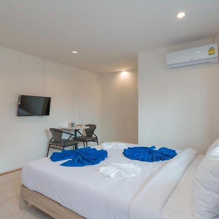 Grey Door Hotell Patong Exteriör bild