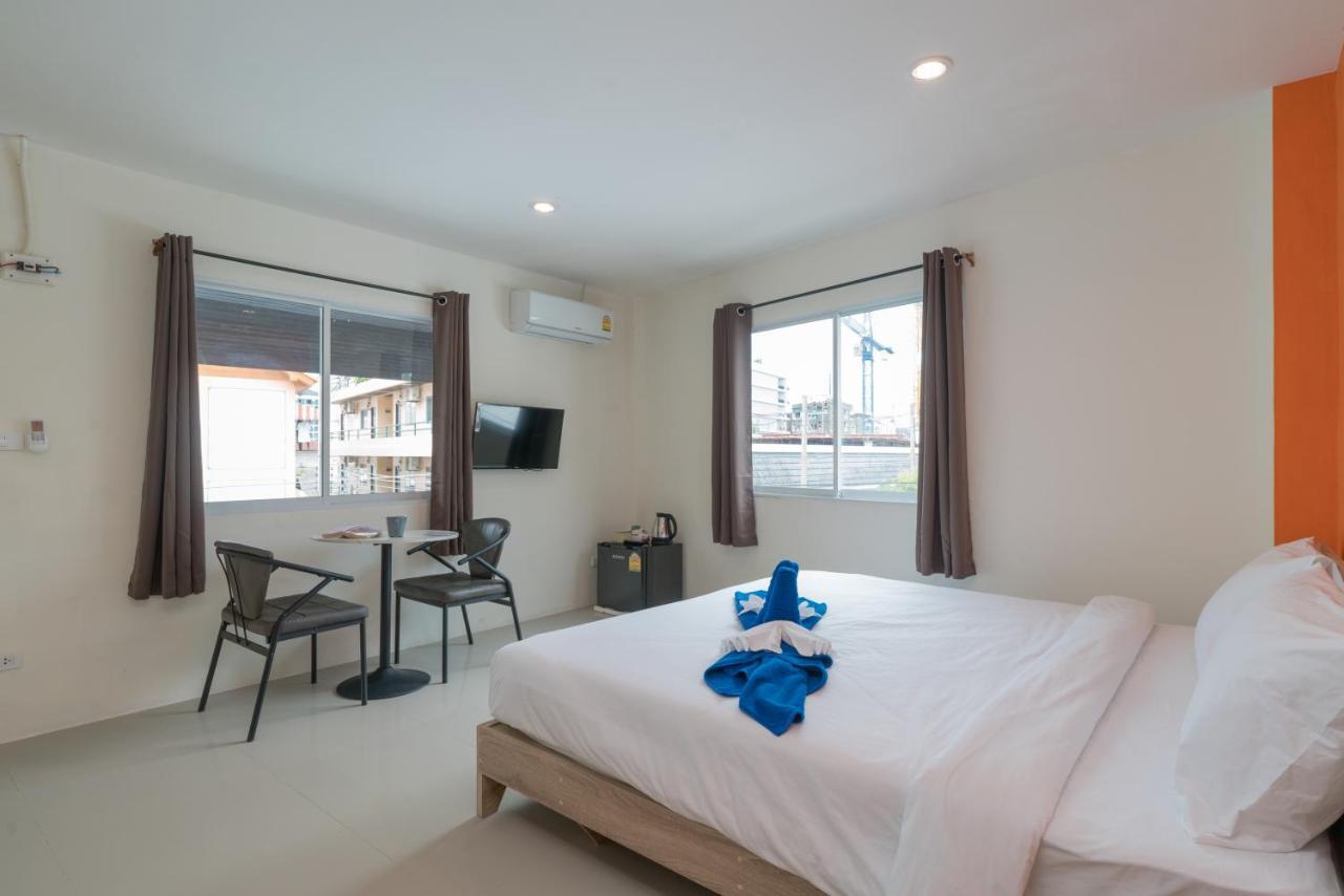 Grey Door Hotell Patong Exteriör bild